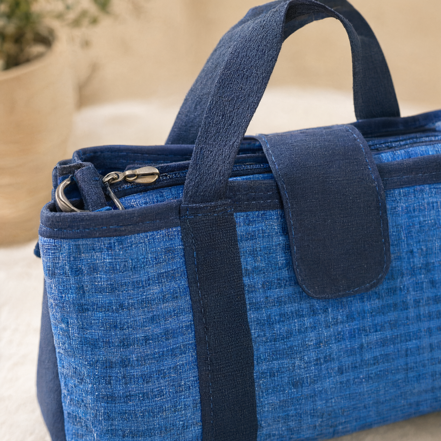 bolsa-azul-feminina-espacosa-moderna-e-versatil-para-o-dia-a-dia D2